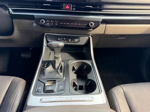 Used 2025 Kia Carnival FWD image 20