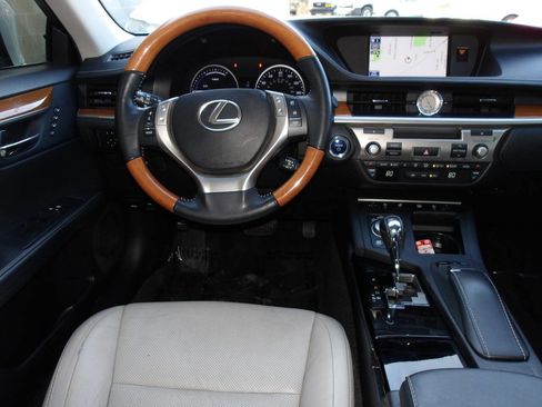Used 2013 Lexus ES 300h w/ Luxury Pkg image 12