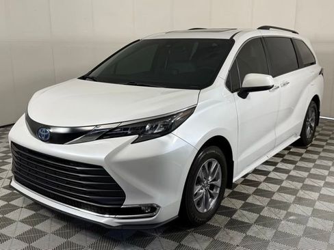 Used 2024 Toyota Sienna XLE FWD image 2