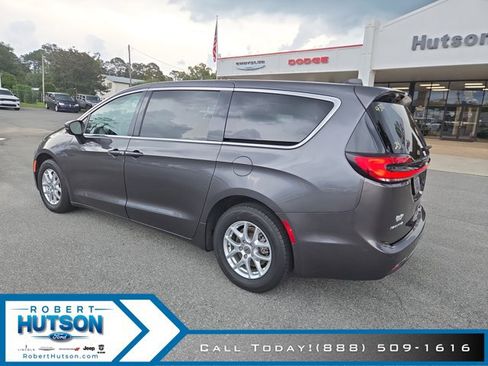 Used 2023 Chrysler Pacifica Touring-L FWD image 8