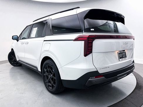 Used 2025 Kia Carnival SX Prestige image 2