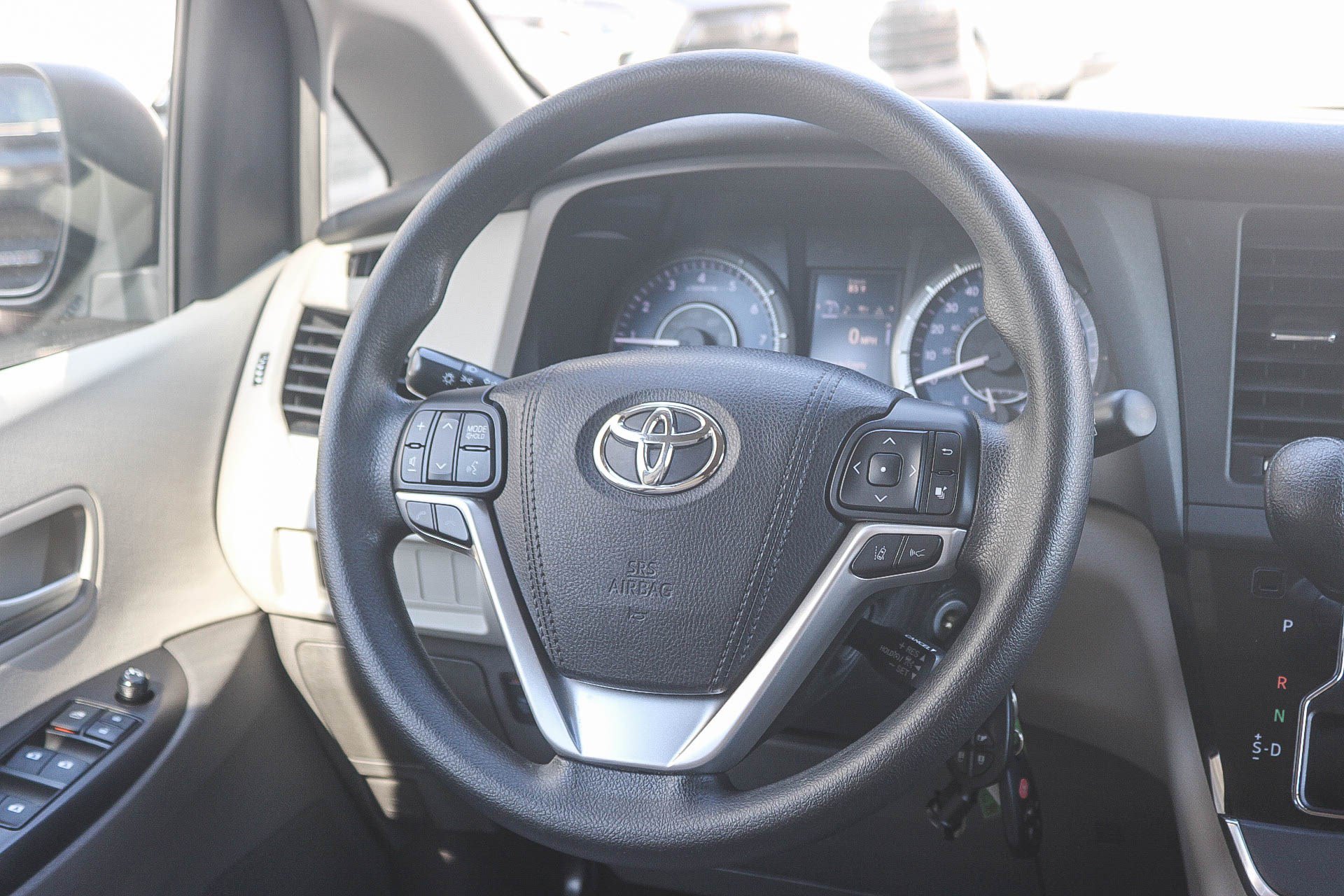 Used 2018 Toyota Sienna LE w/ Carpet Mat Package FWD image 16