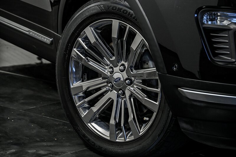 Used 2019 Ford Explorer Platinum AWD/4WD image 3