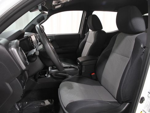 Used 2023 Toyota Tacoma TRD Off-Road image 5