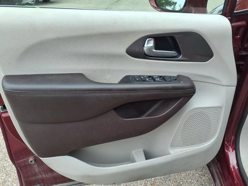 Used 2019 Chrysler Pacifica Touring-L FWD image 12
