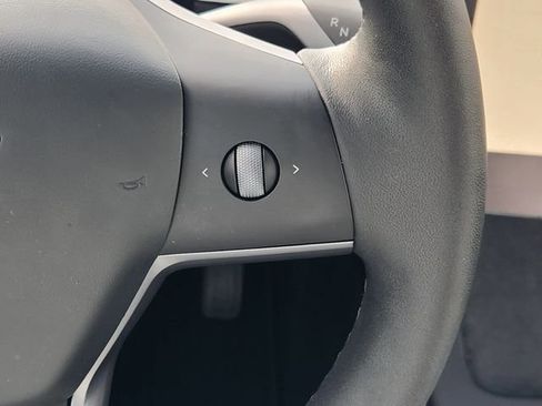Used 2025 Tesla Model Y Long Range AWD/4WD image 29