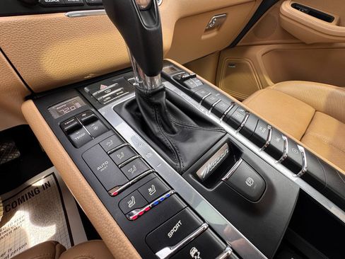 Used 2018 Porsche Macan AWD/4WD image 27