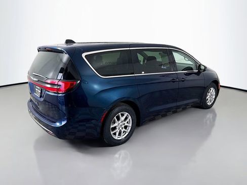 Used 2023 Chrysler Pacifica Touring-L image 7