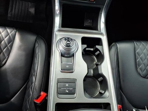 Used 2024 Ford Edge Titanium image 13