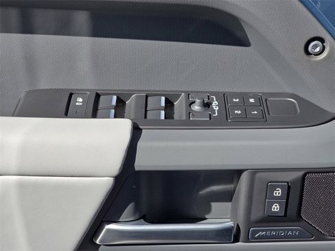 New 2025 Land Rover Defender 110 S image 28