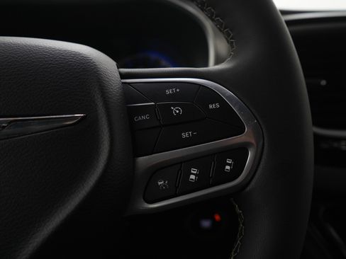 Used 2025 Chrysler Pacifica Select FWD image 28