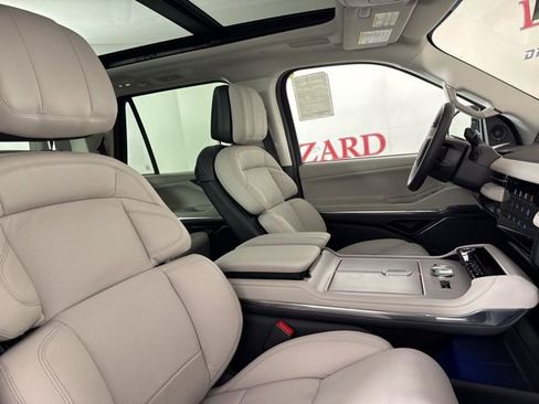 New 2025 Lincoln Navigator Reserve image 19