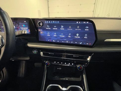 Used 2025 Chevrolet Traverse LT AWD/4WD image 37