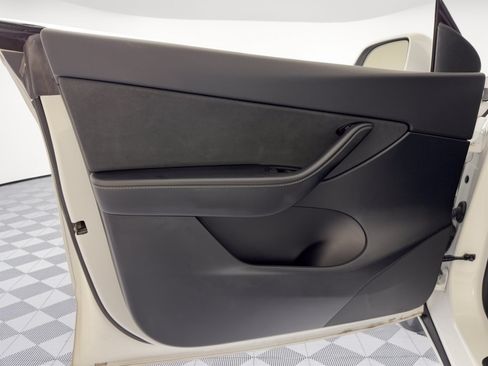 Used 2022 Tesla Model Y Long Range AWD/4WD image 14