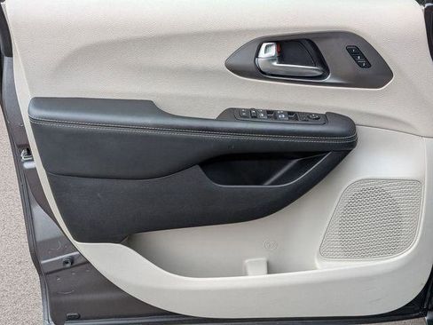 Certified 2023 Chrysler Pacifica Touring-L FWD image 14