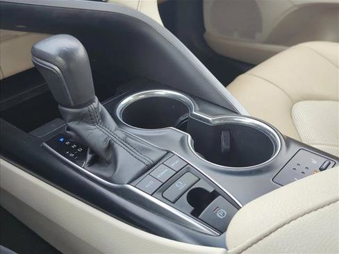 Used 2018 Toyota Camry XLE image 10