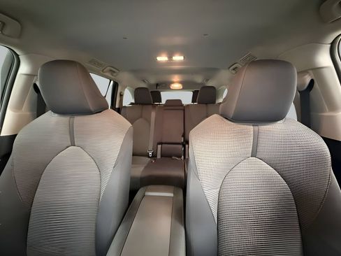 Used 2024 Toyota Highlander LE FWD image 15