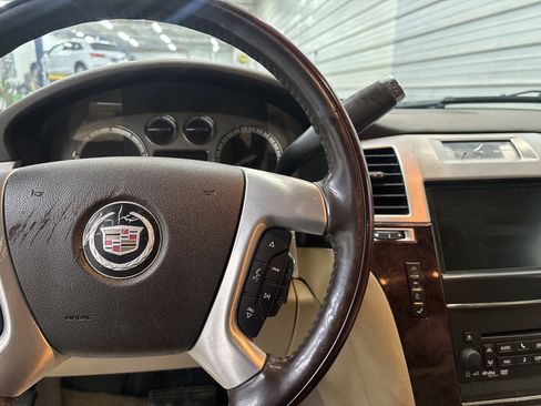 Used 2011 Cadillac Escalade ESV Premium image 15