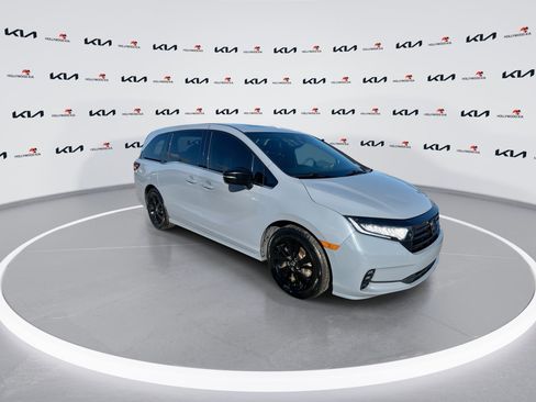 Used 2023 Honda Odyssey Sport image 2