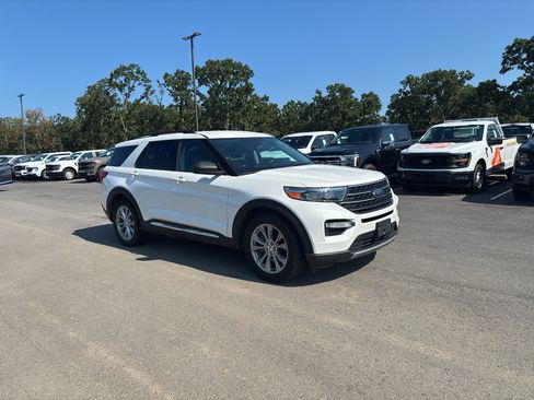 Used 2022 Ford Explorer XLT w/ Equipment Group 202A RWD image 4