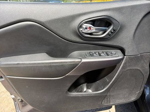 Used 2019 Jeep Cherokee Limited w/ Technology Group AWD/4WD image 11