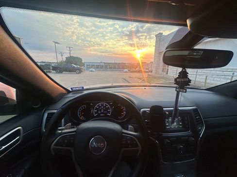 Used 2017 Jeep Grand Cherokee Laredo RWD image 14