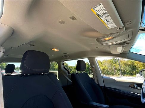 Used 2019 Chrysler Pacifica L image 11