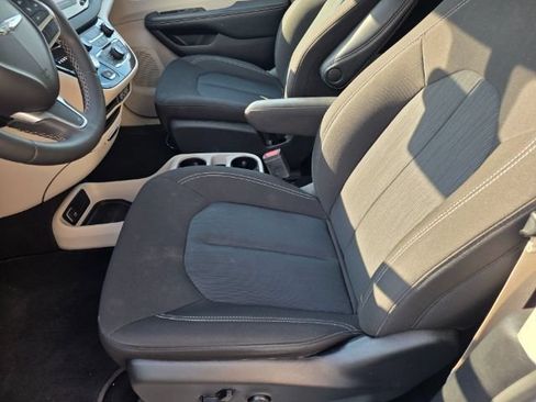 Used 2023 Chrysler Voyager LX FWD image 17