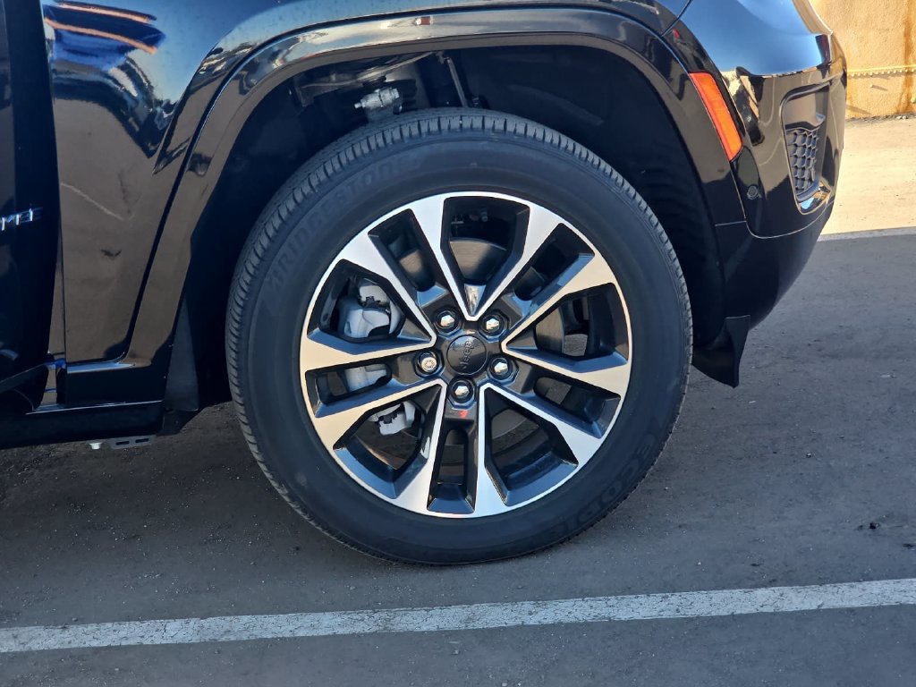 Used 2023 Jeep Grand Cherokee Overland w/ Luxury Tech Group IV AWD/4WD image 40