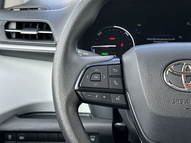 Used 2025 Toyota Sienna LE AWD/4WD image 8