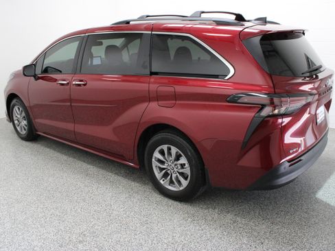 Used 2026 Toyota Sienna XLE FWD image 9