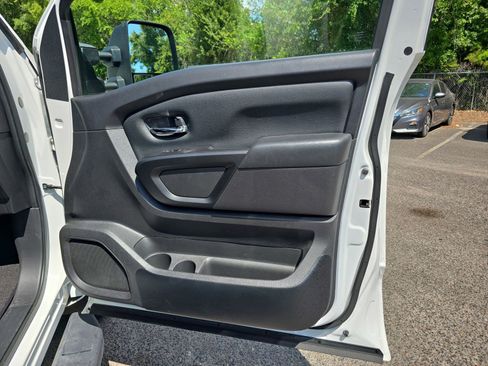 Used 2023 Nissan Titan SV w/ SV Convenience Package RWD image 39