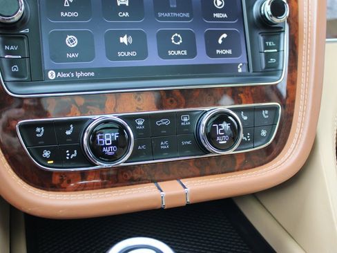 Used 2018 Bentley Bentayga AWD/4WD image 16