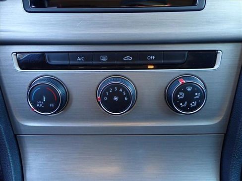 Used 2016 Volkswagen Golf S image 18