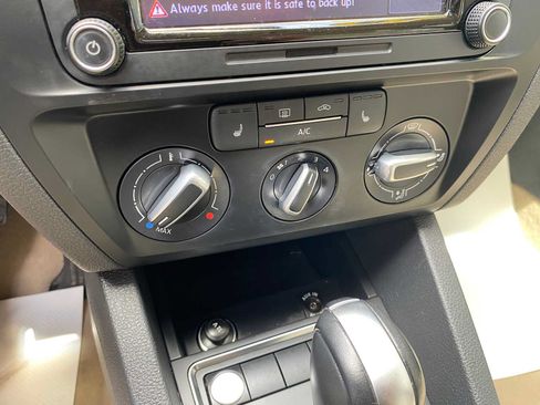Used 2015 Volkswagen Jetta SE FWD image 19