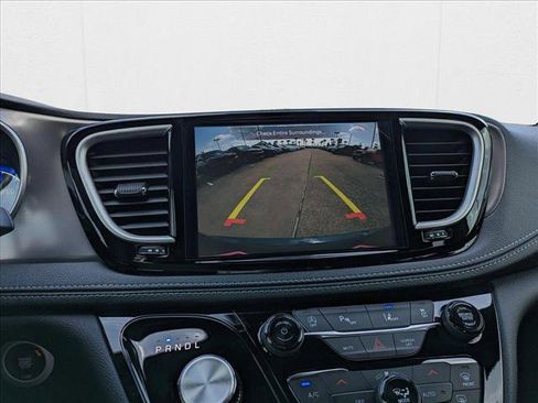 New 2025 Chrysler Pacifica Select image 12