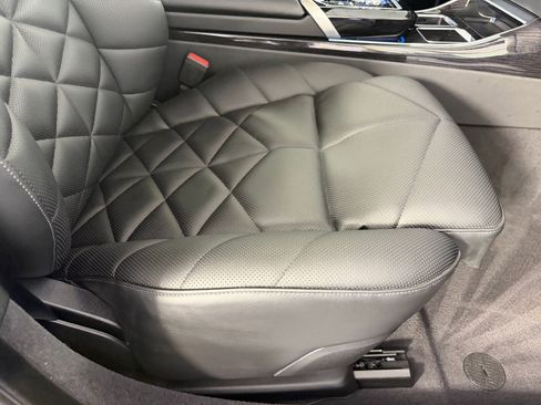 Used 2025 BMW 740i xDrive image 33