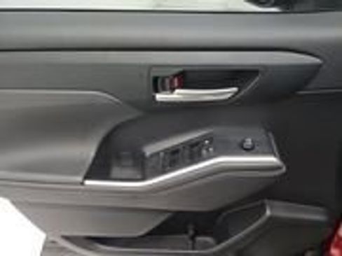 Used 2024 Toyota Highlander XLE image 9