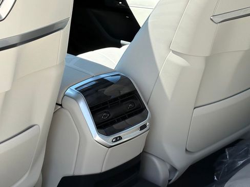 Used 2025 BMW 760i xDrive w/ Luxury Rear Seating Package image 21