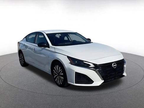 Used 2025 Nissan Altima 2.5 SV image 3