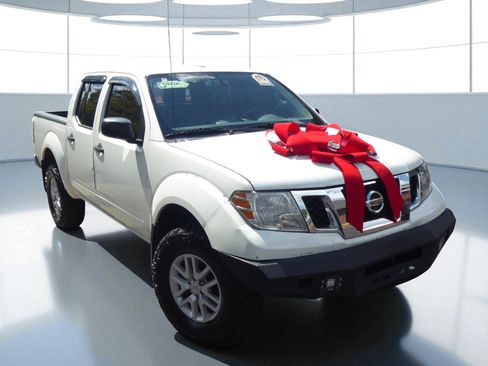 Used 2016 Nissan Frontier SV image 2