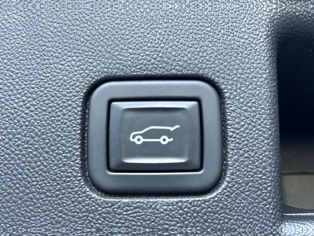 Used 2023 Chevrolet Equinox LT FWD image 19