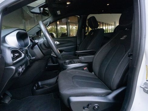Used 2020 Chrysler Pacifica Touring w/ S Appearance Package FWD image 8