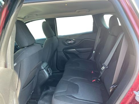 Used 2020 Jeep Cherokee Latitude FWD image 21
