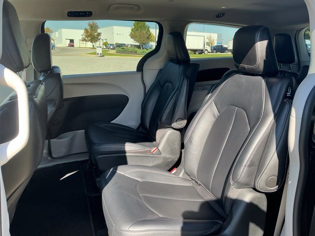 Used 2024 Chrysler Pacifica Limited FWD image 35