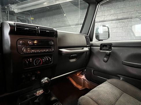 Used 2005 Jeep Wrangler Rubicon AWD/4WD image 10