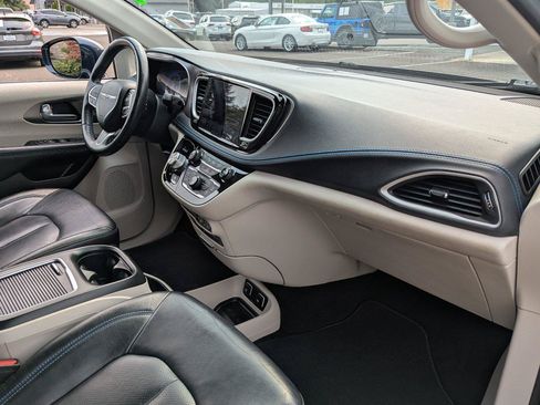 Used 2021 Chrysler Pacifica Touring-L w/ Uconnect Theater Family Group AWD/4WD image 43
