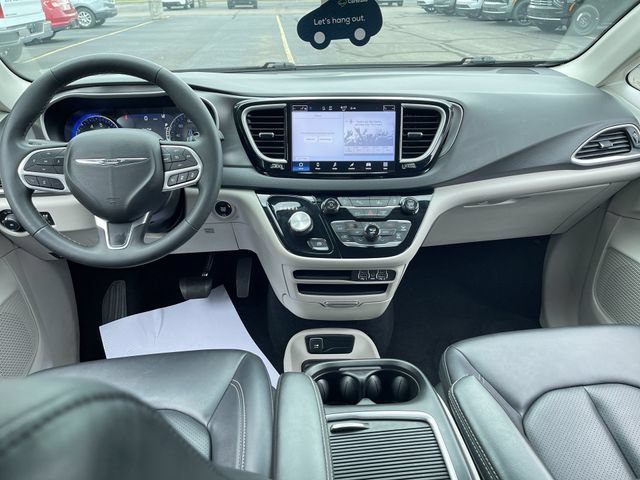 Used 2024 Chrysler Pacifica Touring-L FWD image 19