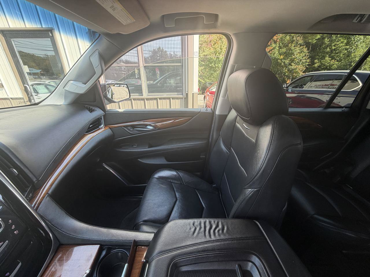 Used 2015 Cadillac Escalade Luxury AWD/4WD image 17