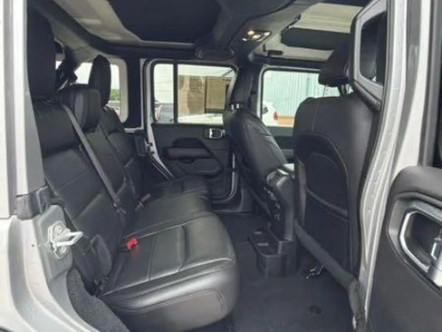 Used 2019 Jeep Wrangler Unlimited Sahara w/ Advanced Safety Group AWD/4WD image 7